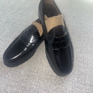 Sleek black leather 9E penny WEEJUNS loafer from G.H. Bass & Co(124)